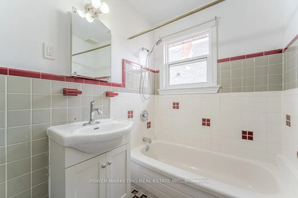 679 ROOSEVELT Avenue, #3
