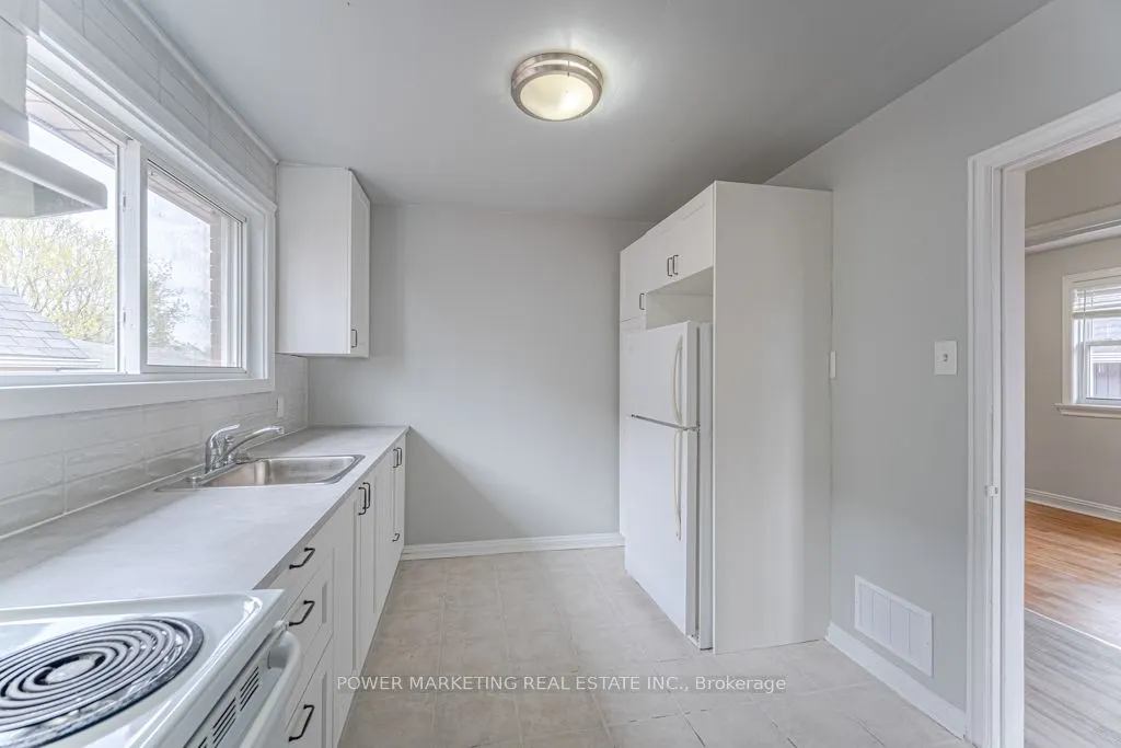 679 ROOSEVELT Avenue, #3