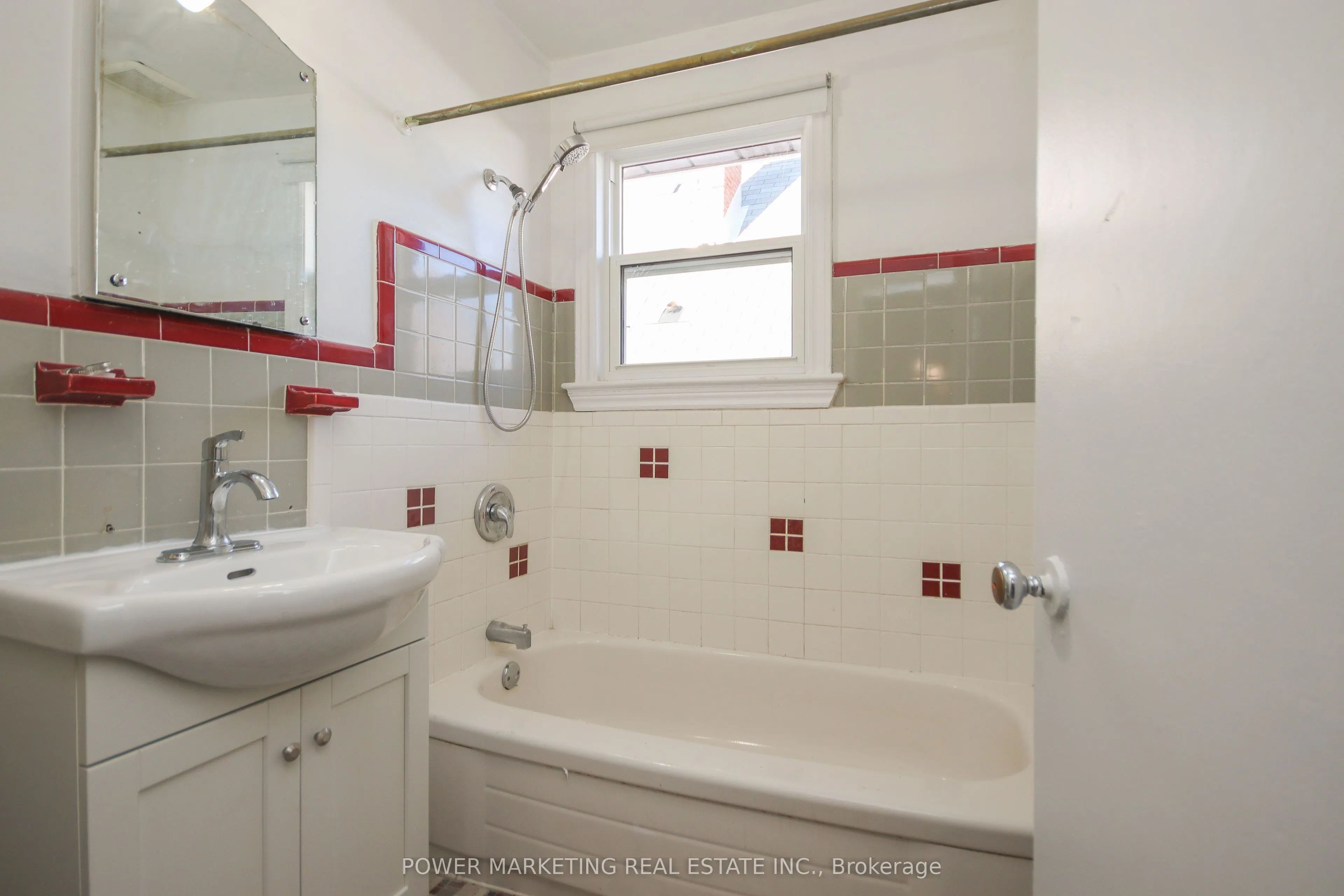 679 ROOSEVELT Avenue, #3