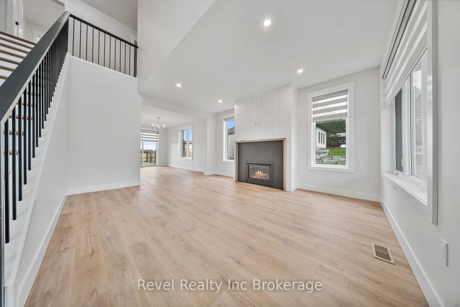 574252 Old School Line