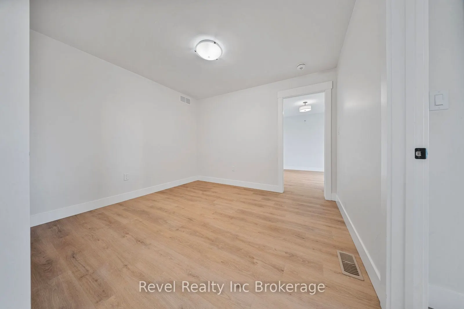 574252 Old School Line