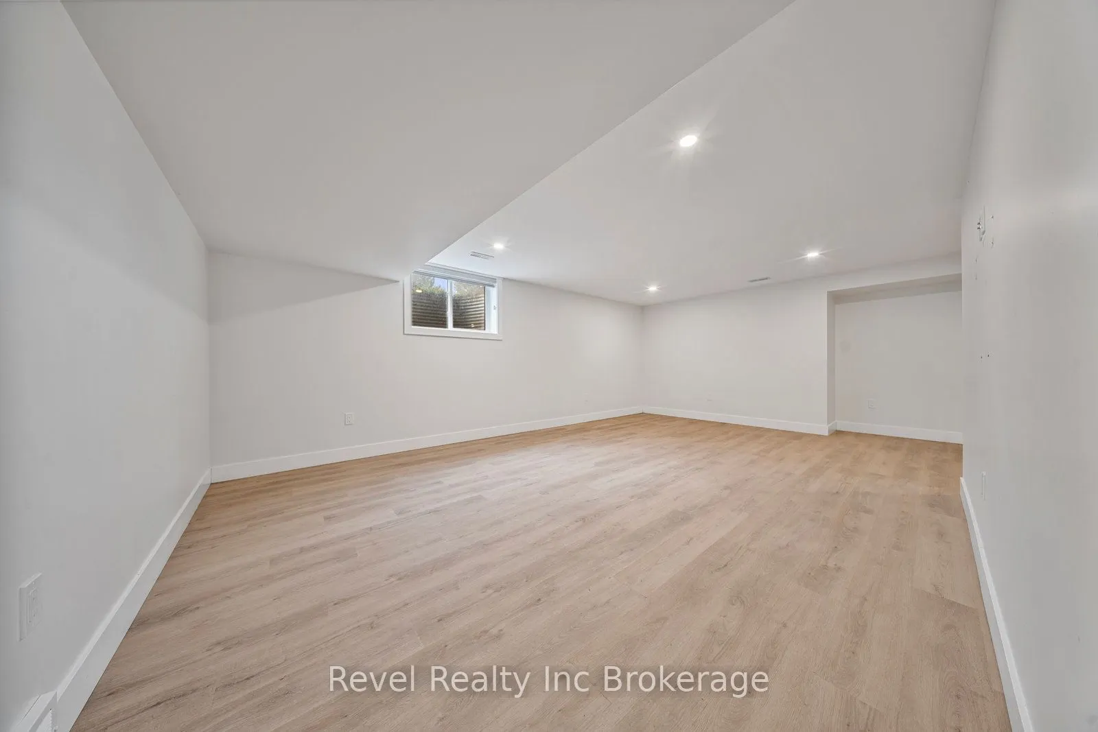 574252 Old School Line