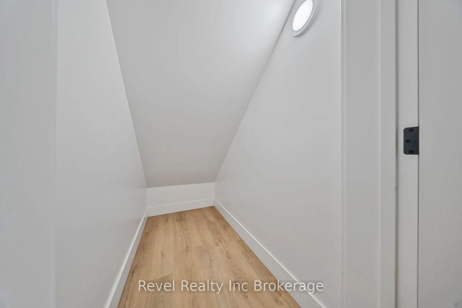 574252 Old School Line