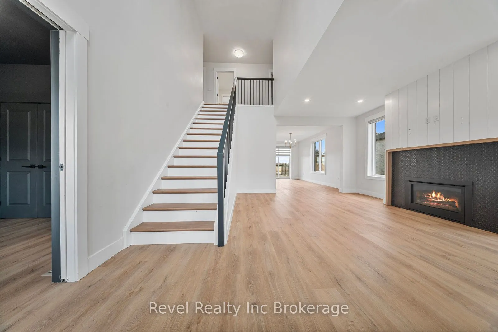 574252 Old School Line