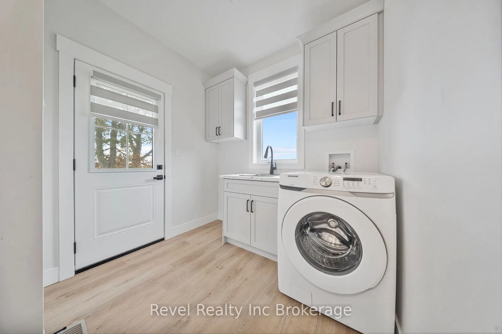 574252 Old School Line