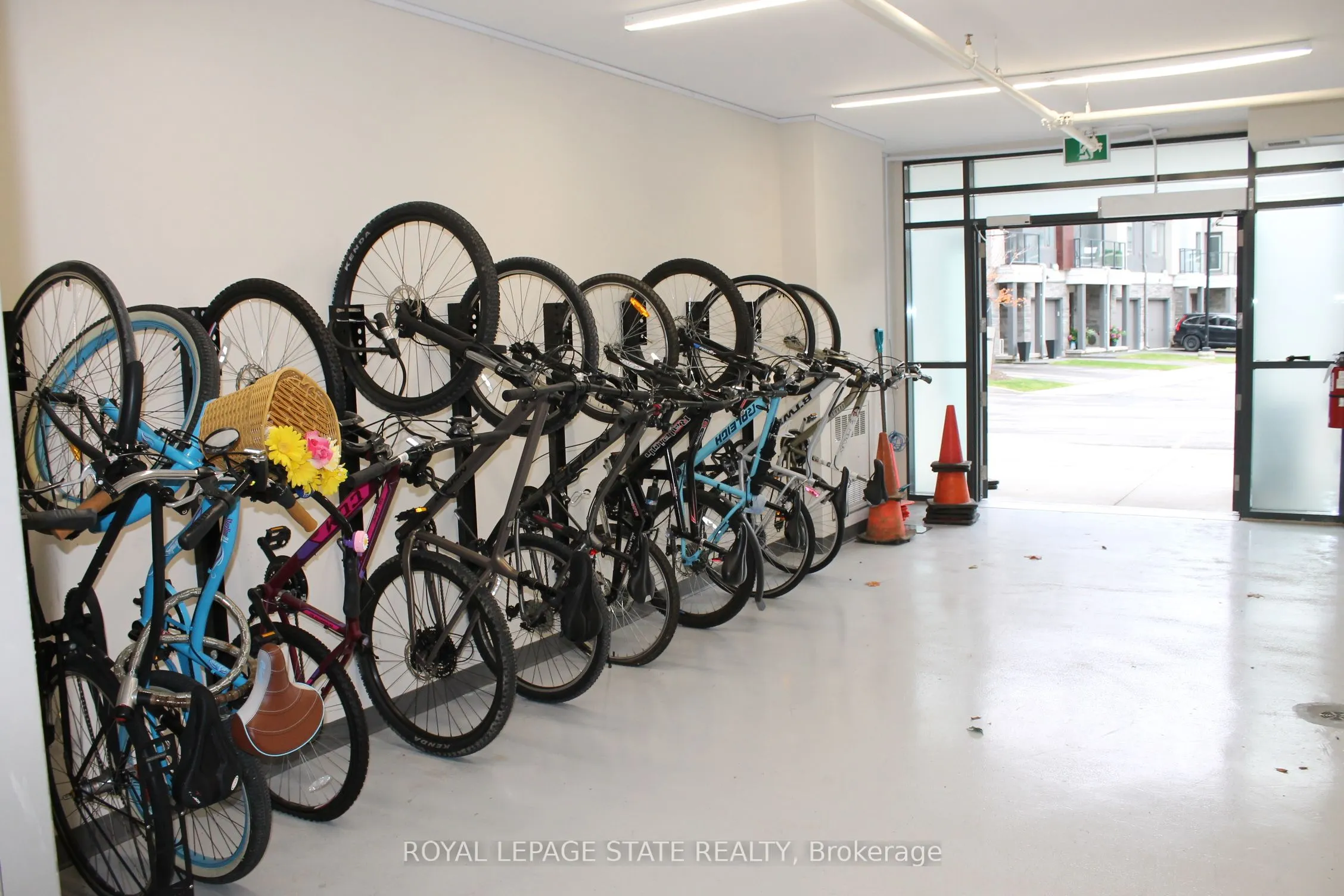 101 Shoreview Place, #123