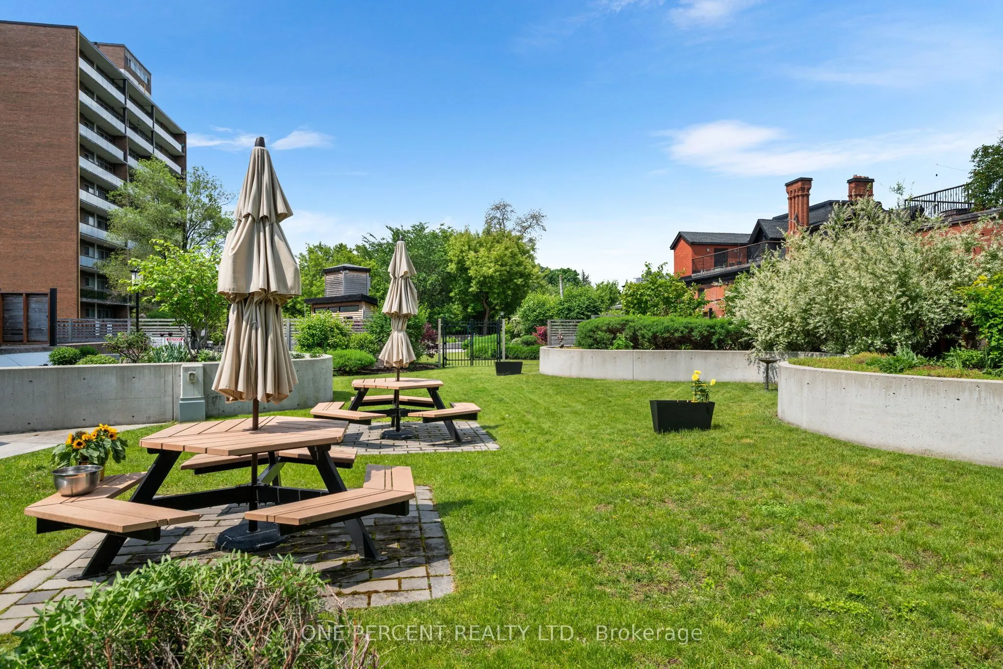 373 Laurier Avenue E, #201