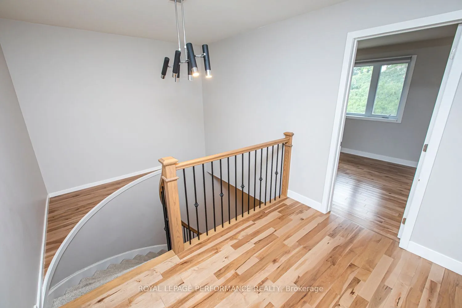 84 LOCKHART Avenue N