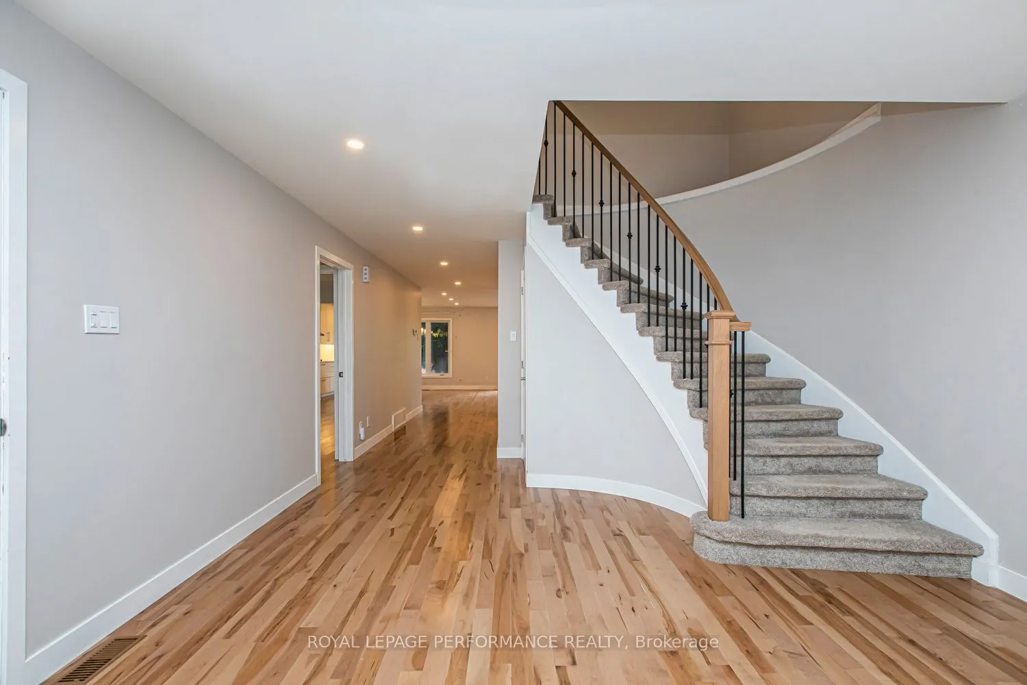 84 LOCKHART Avenue N