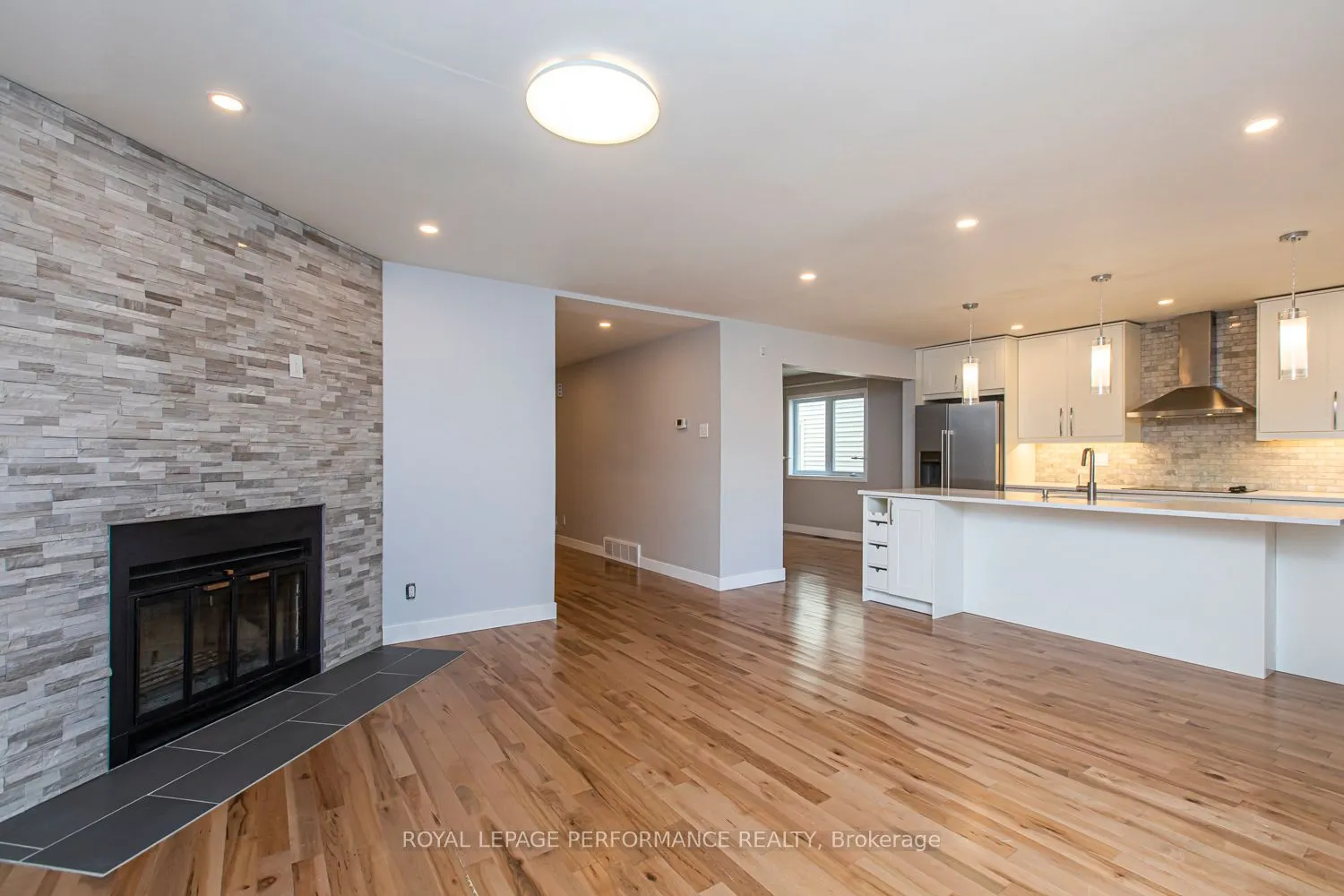 84 LOCKHART Avenue N