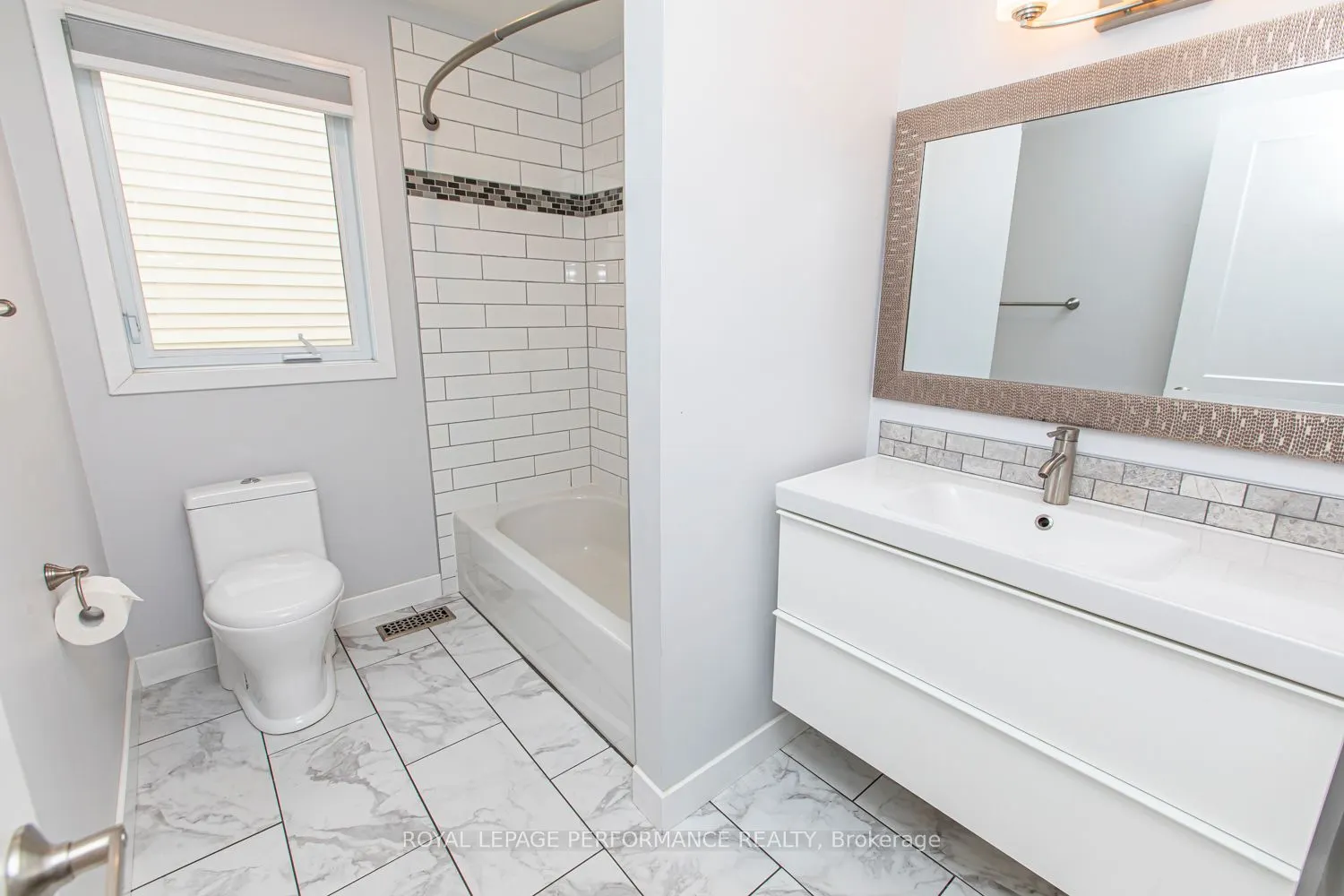 84 LOCKHART Avenue N