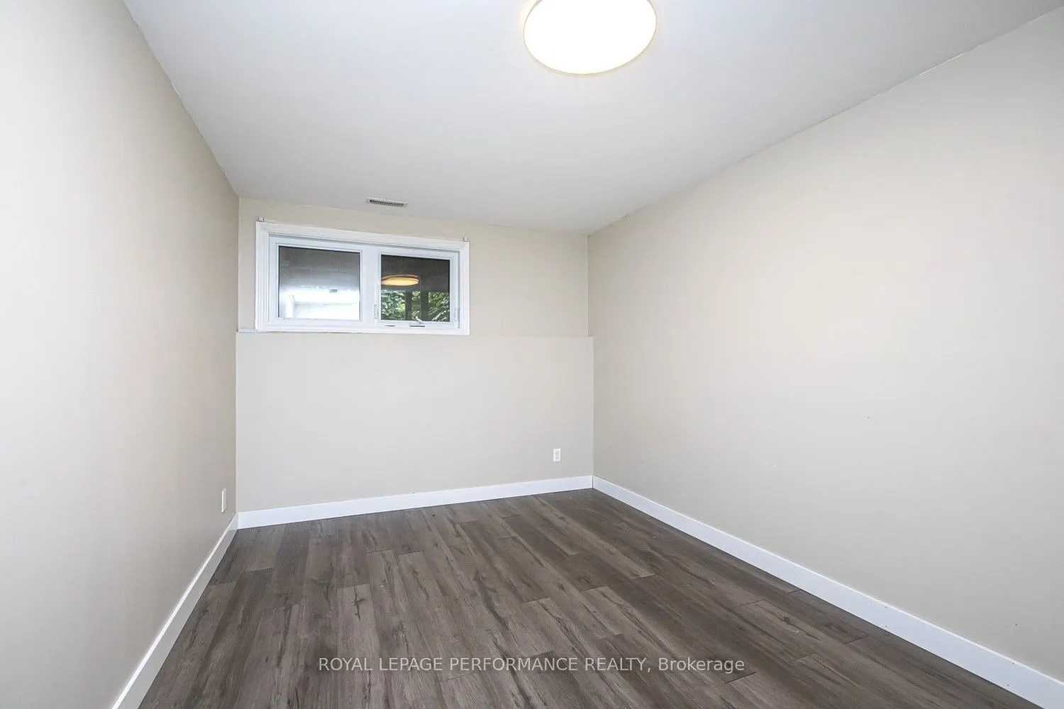 84 LOCKHART Avenue N