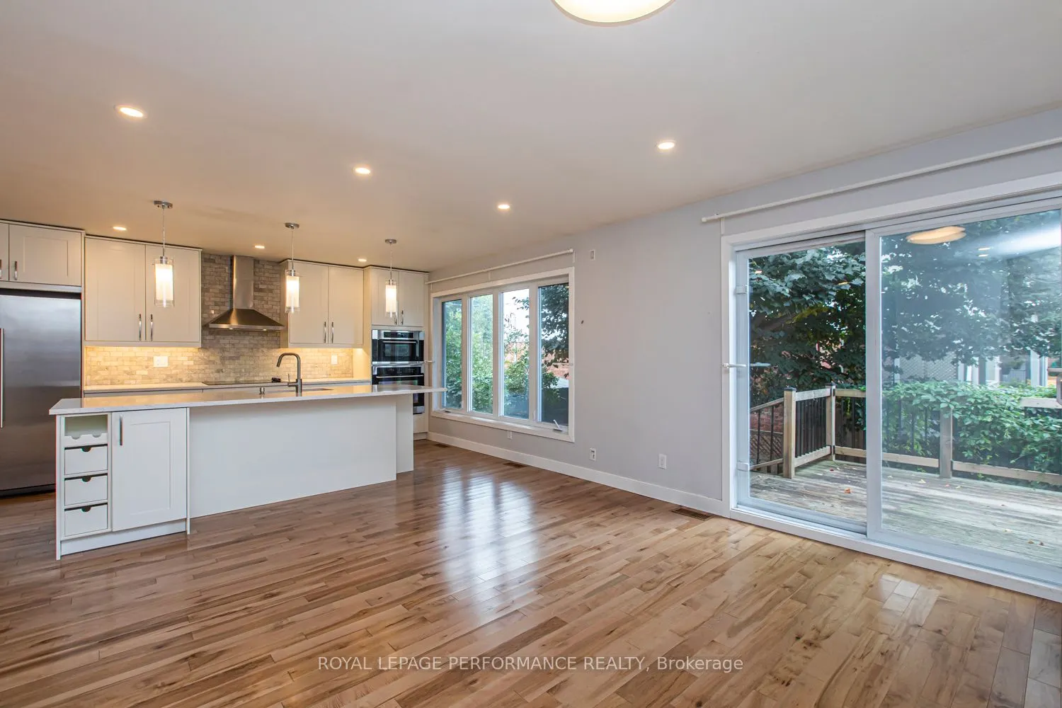 84 LOCKHART Avenue N