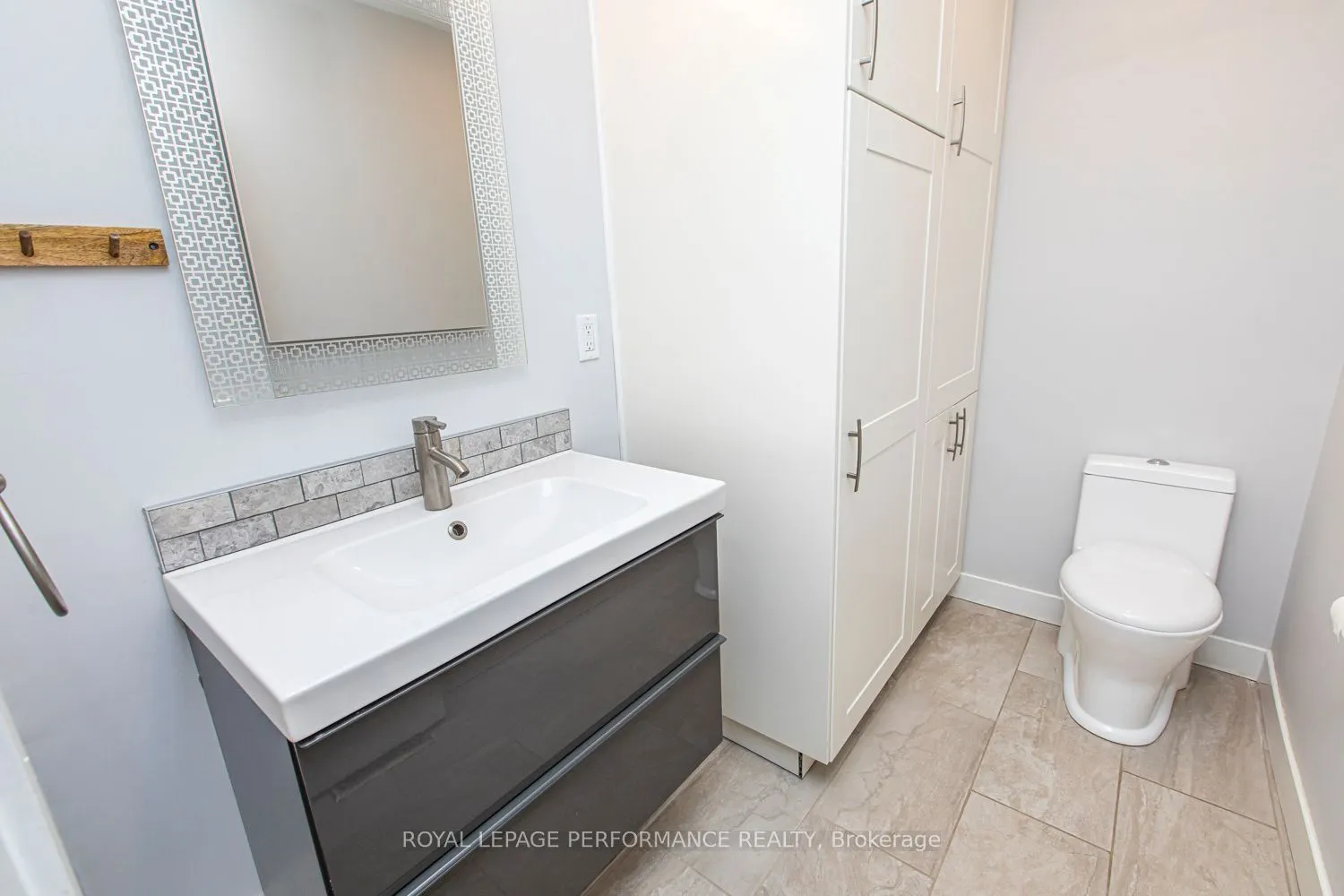 84 LOCKHART Avenue N