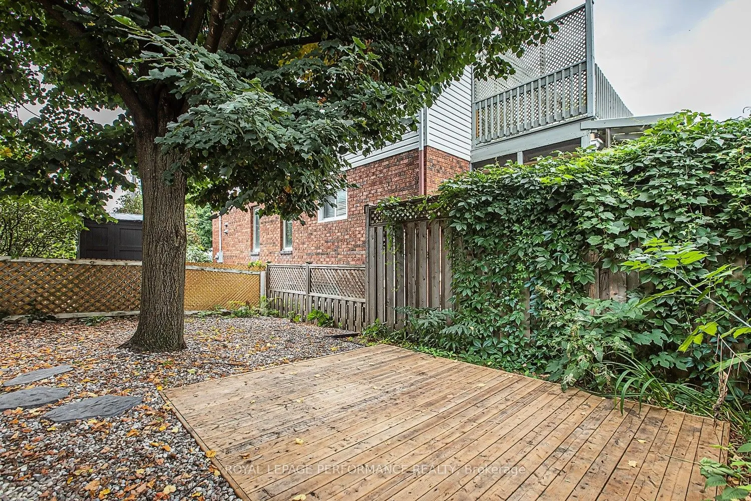 84 LOCKHART Avenue N