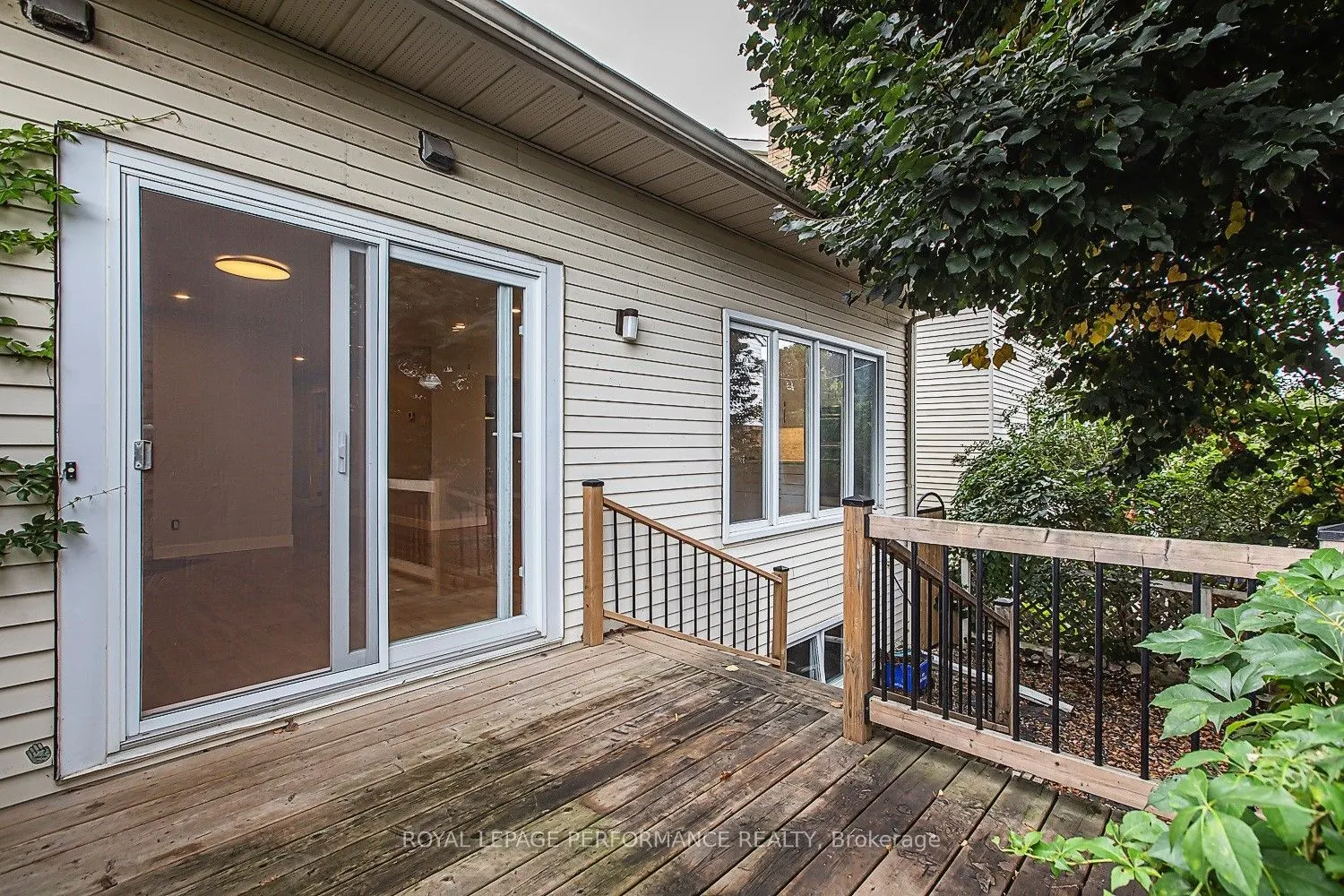 84 LOCKHART Avenue N