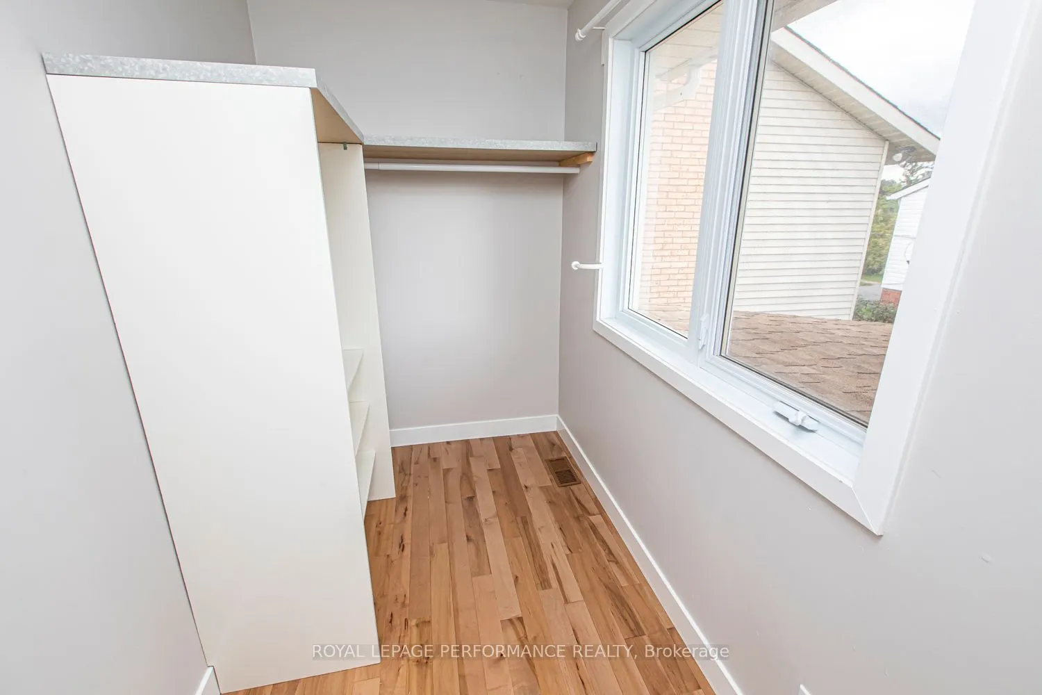 84 LOCKHART Avenue N