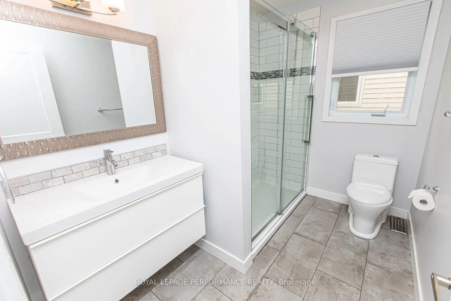 84 LOCKHART Avenue N