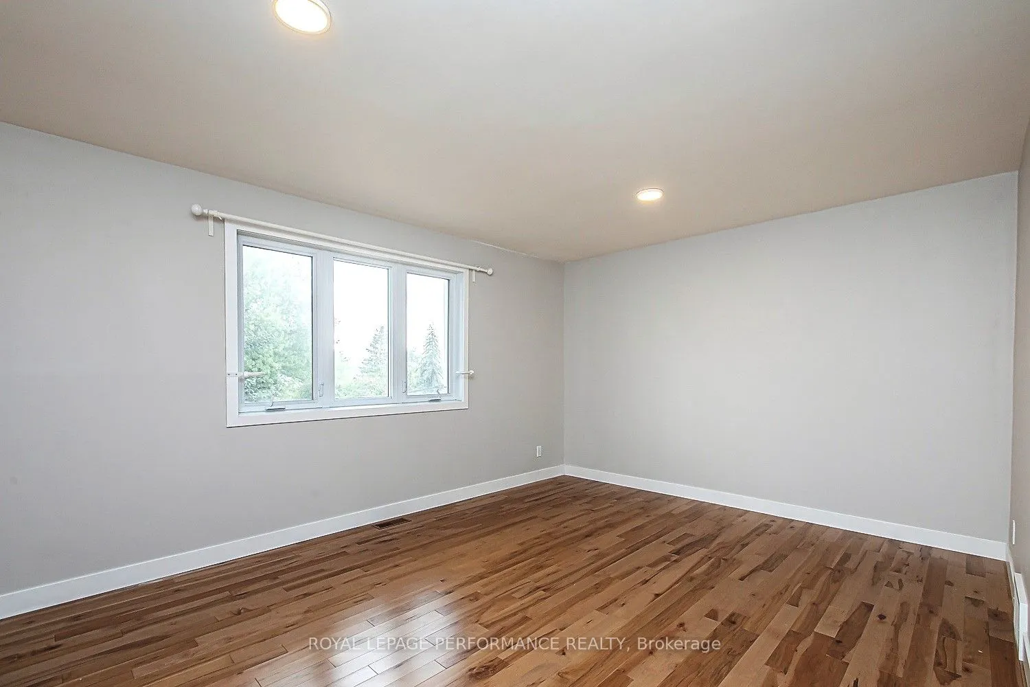 84 LOCKHART Avenue N