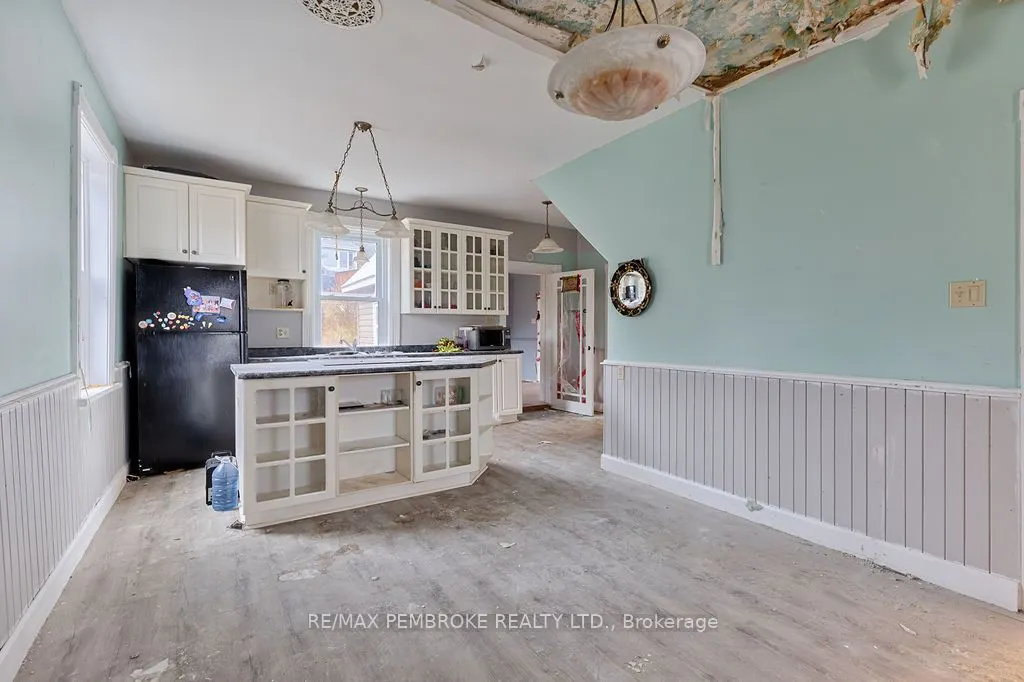 131 Bonnechere Street W