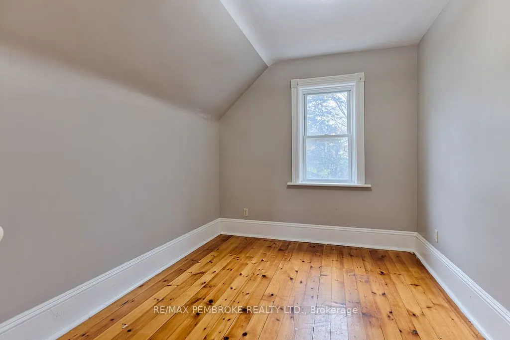 131 Bonnechere Street W