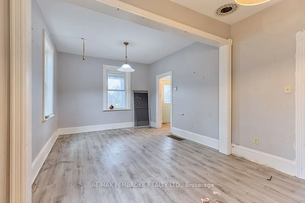 131 Bonnechere Street W