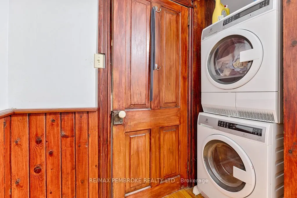 131 Bonnechere Street W