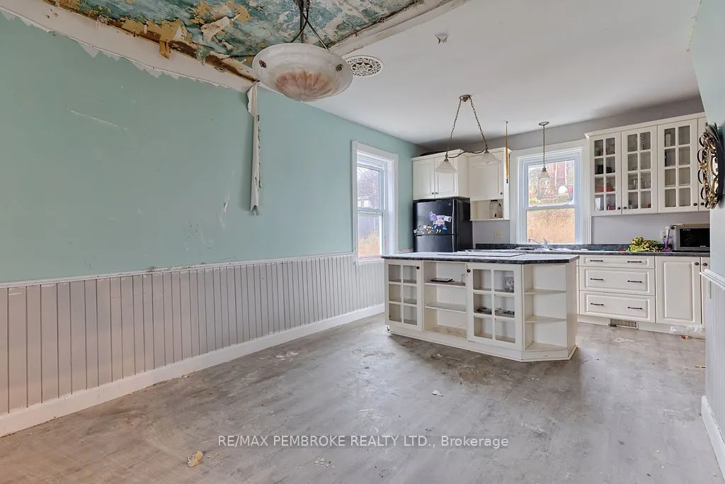 131 Bonnechere Street W