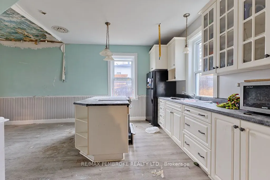 131 Bonnechere Street W