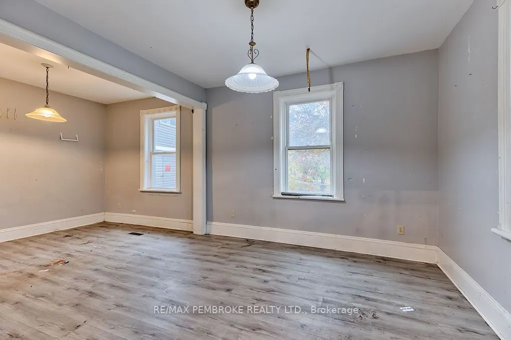 131 Bonnechere Street W