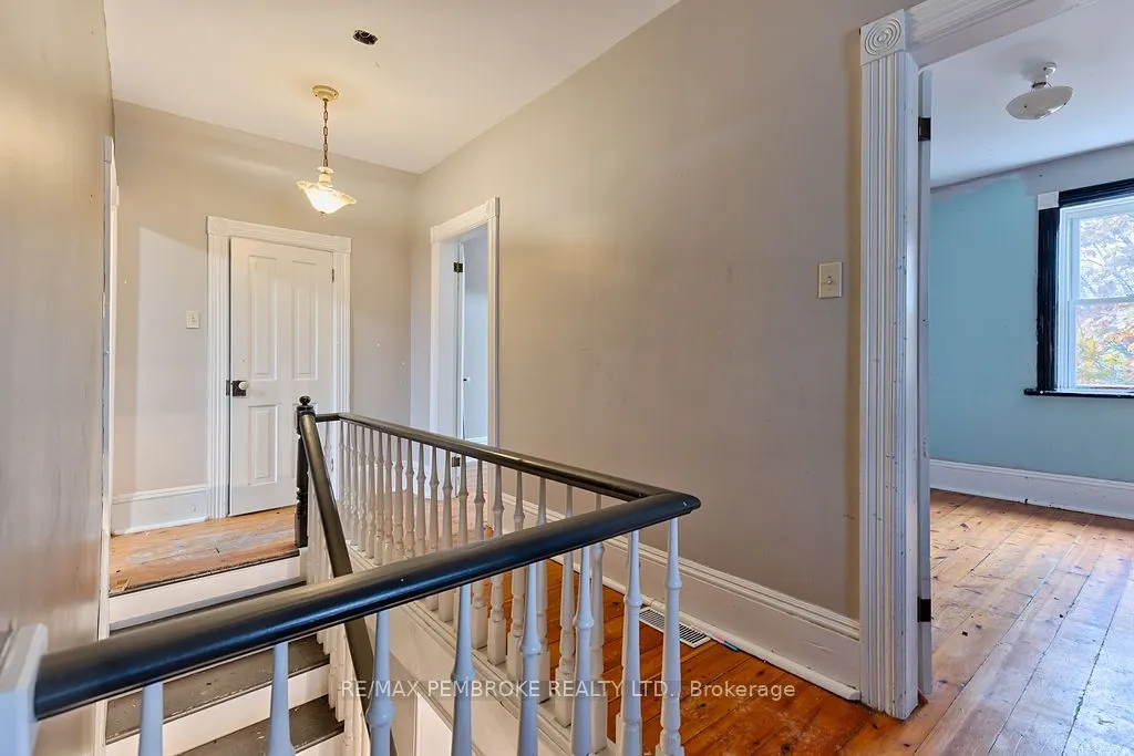 131 Bonnechere Street W