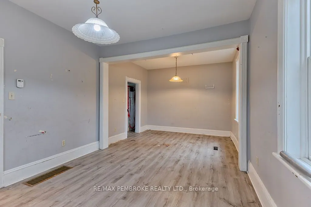 131 Bonnechere Street W