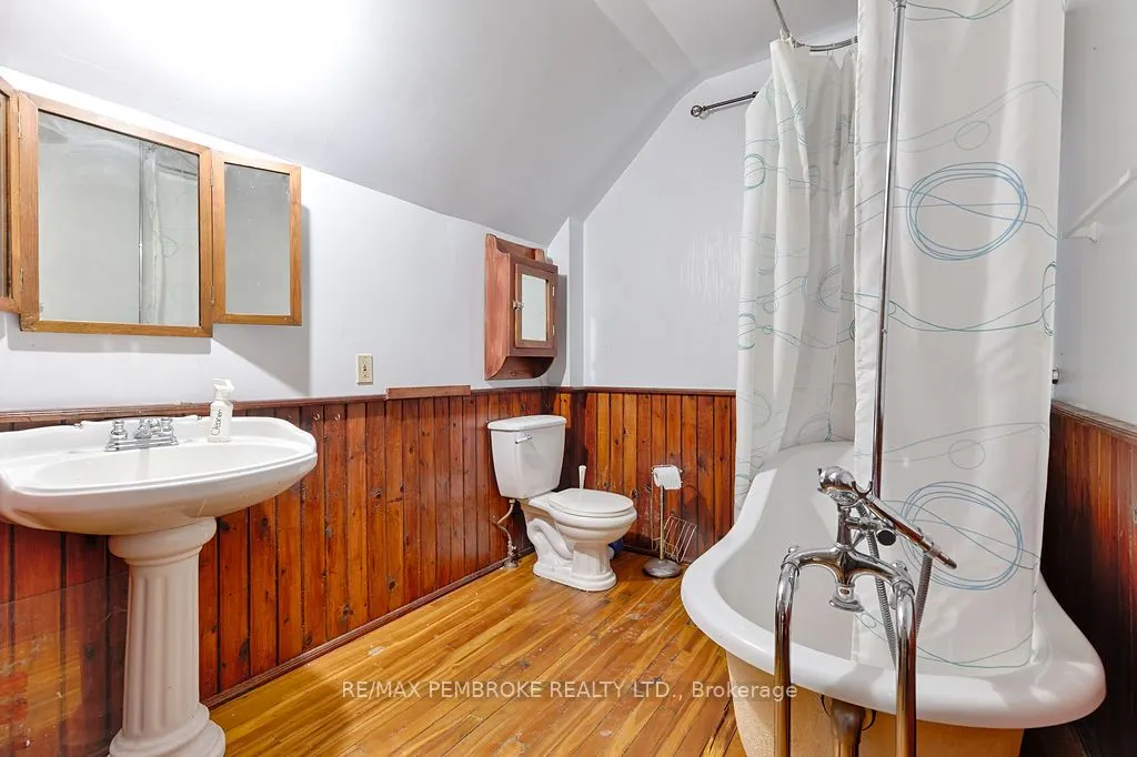 131 Bonnechere Street W