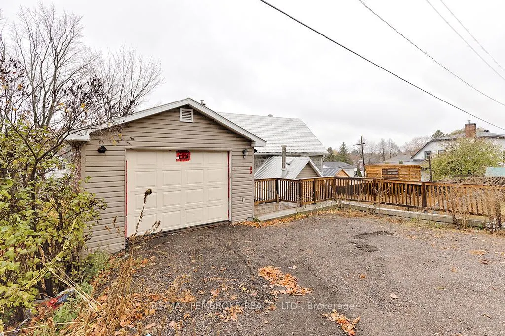 131 Bonnechere Street W