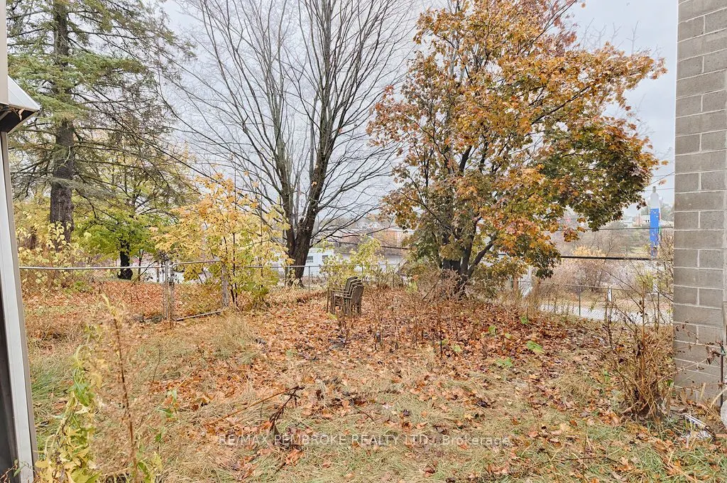 131 Bonnechere Street W