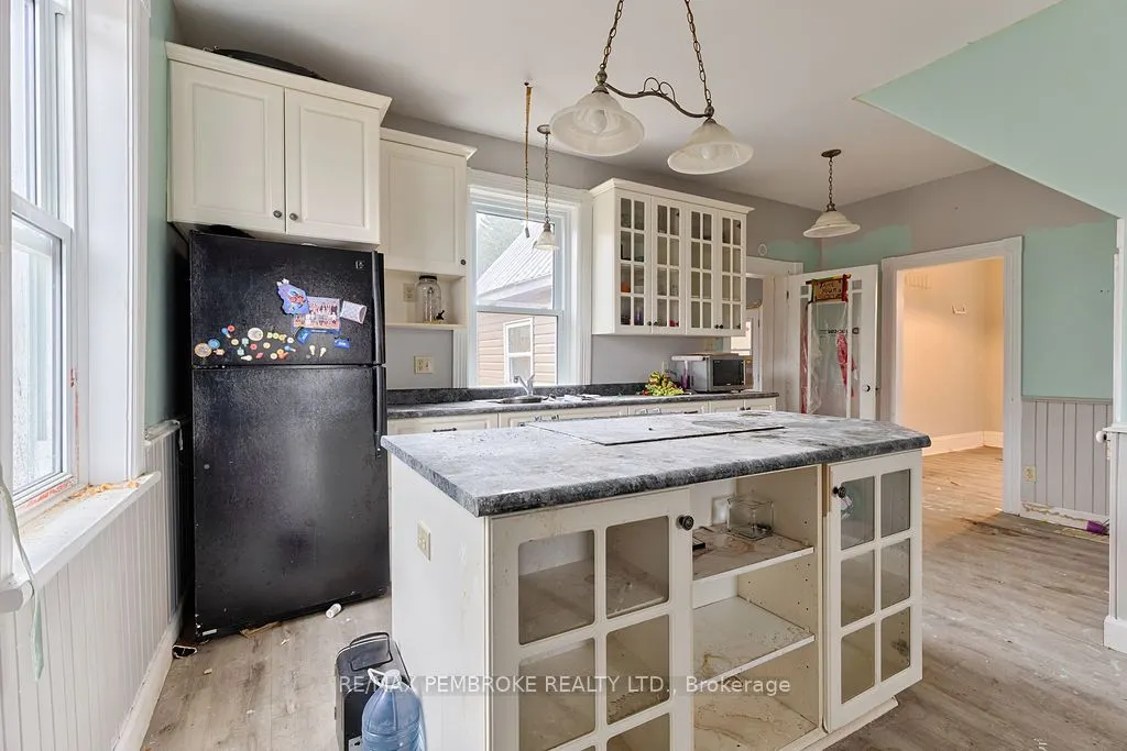 131 Bonnechere Street W