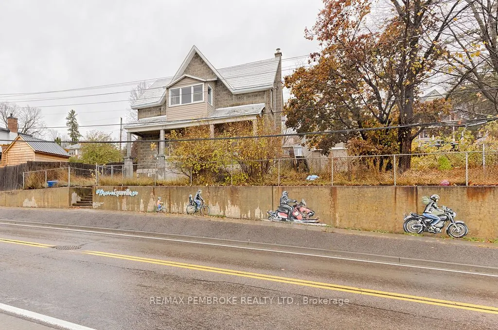 131 Bonnechere Street W