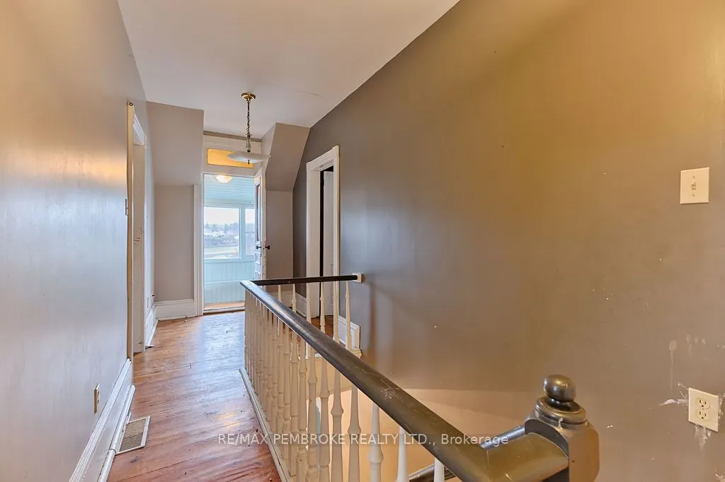 131 Bonnechere Street W