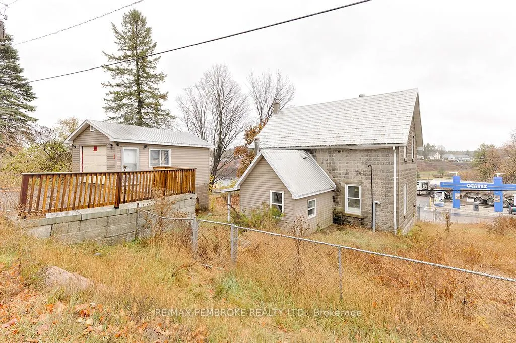 131 Bonnechere Street W