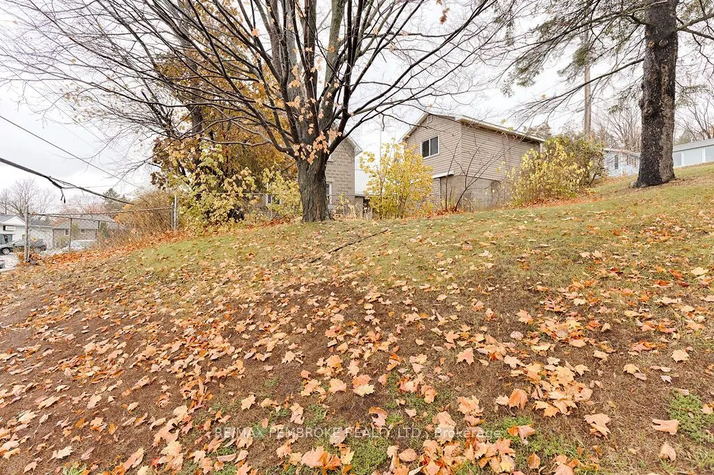 131 Bonnechere Street W