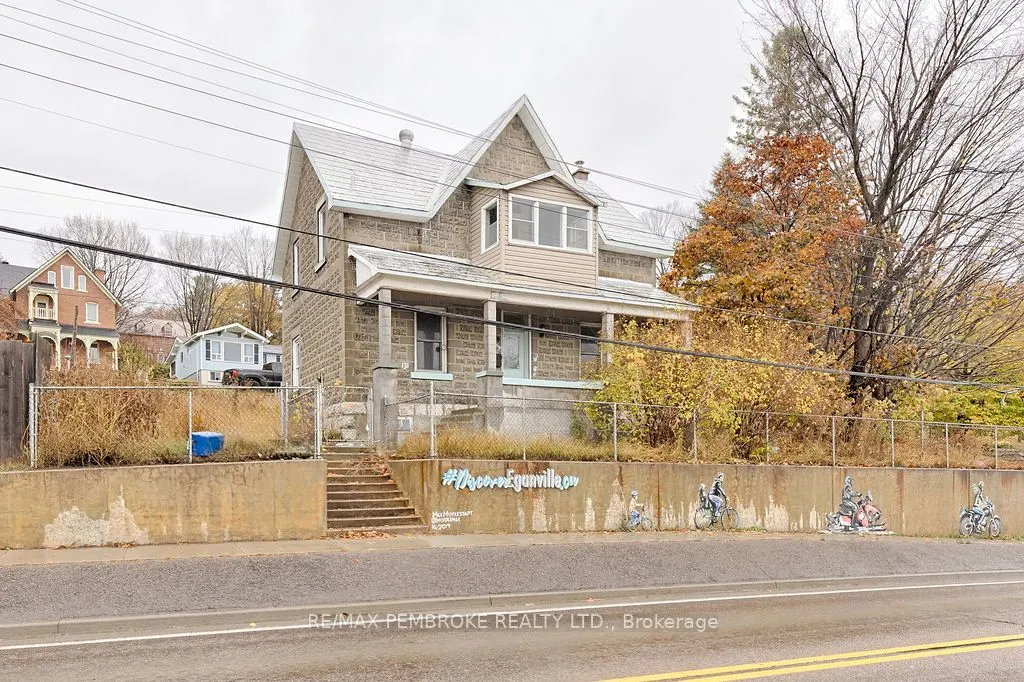 131 Bonnechere Street W