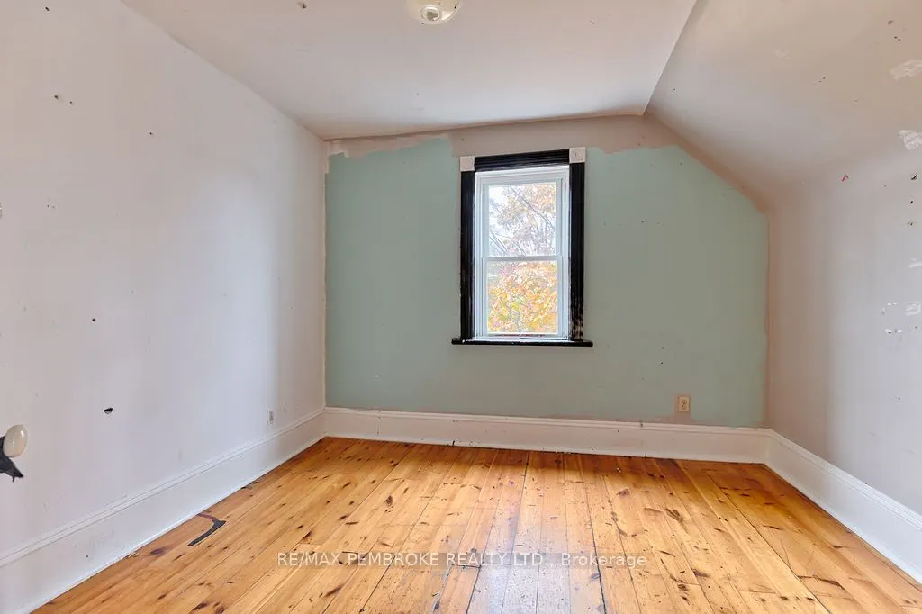 131 Bonnechere Street W