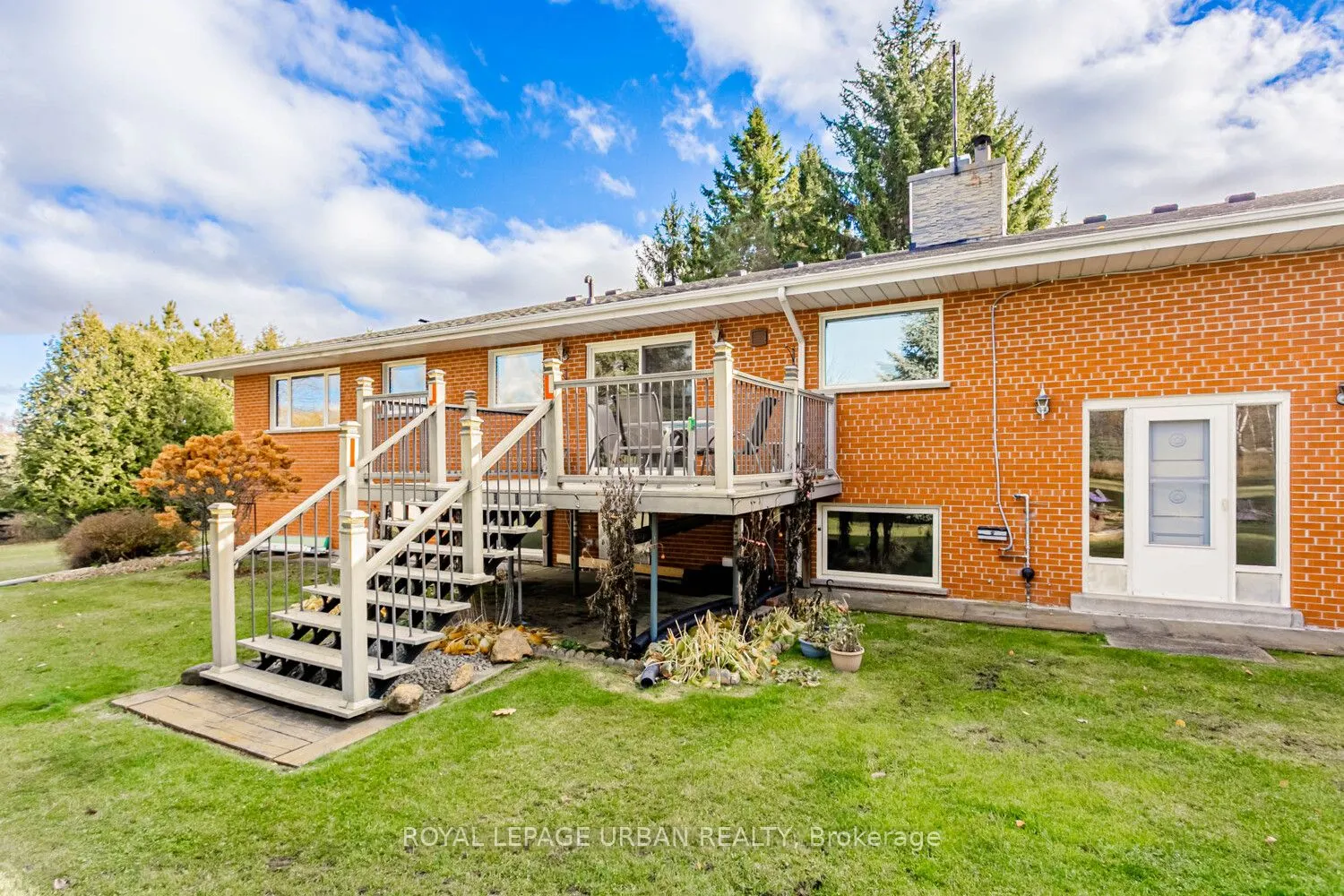 427371 25 Sideroad E