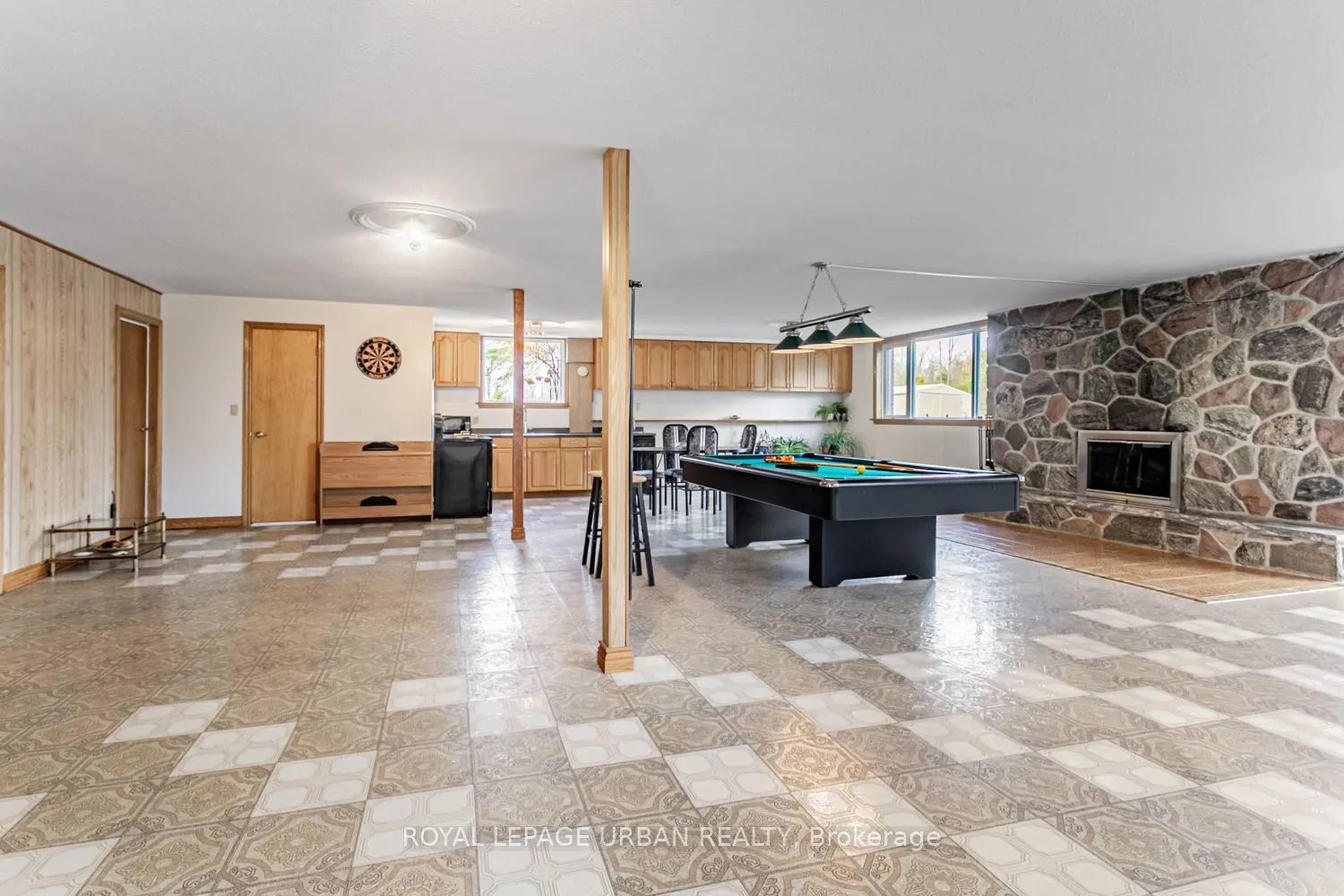 427371 25 Sideroad E