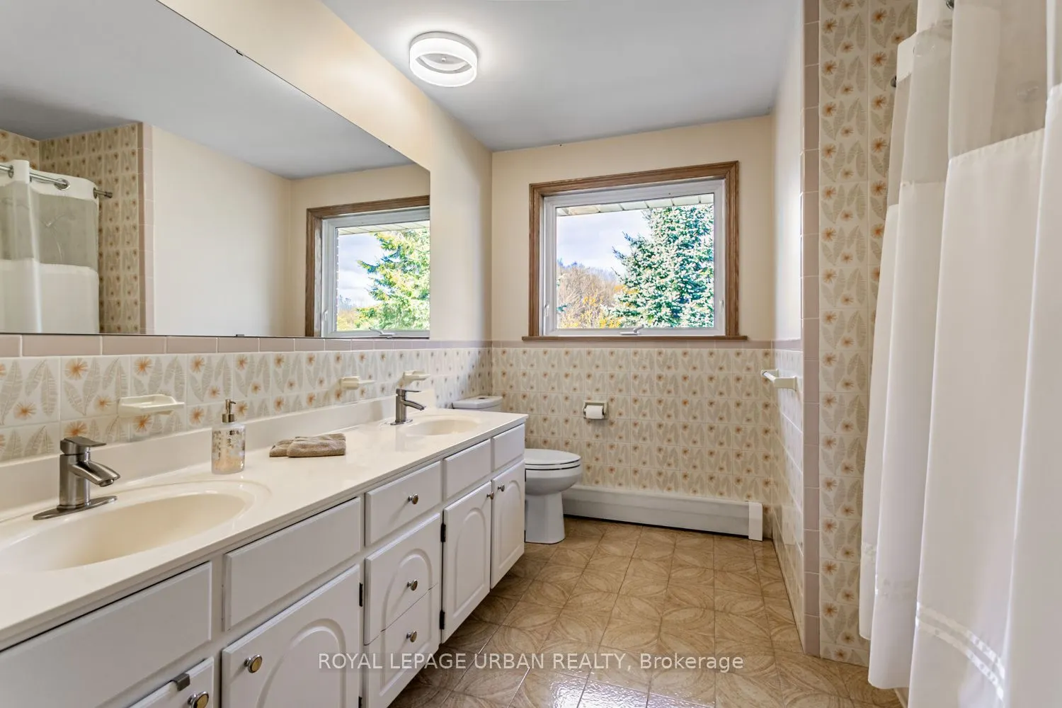427371 25 Sideroad E