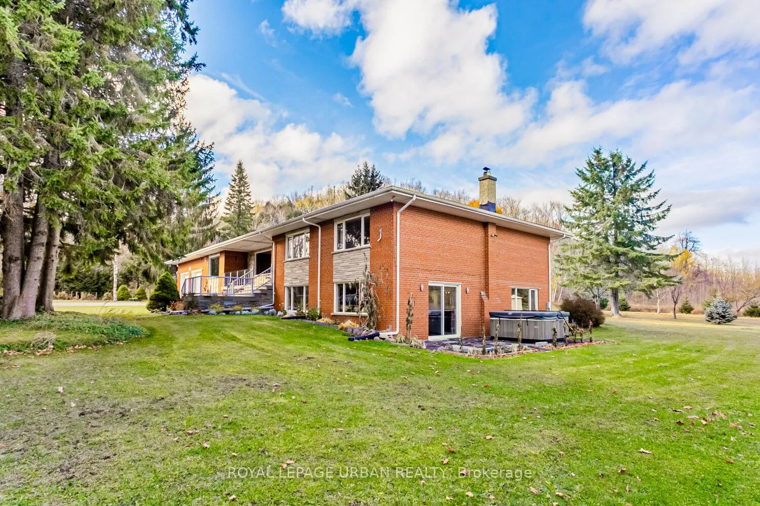 427371 25 Sideroad E