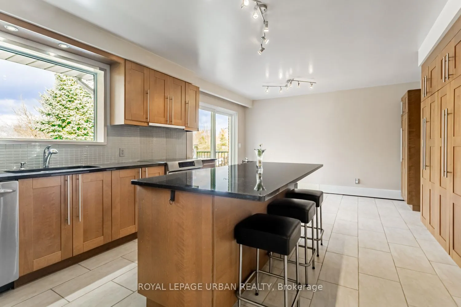 427371 25 Sideroad E