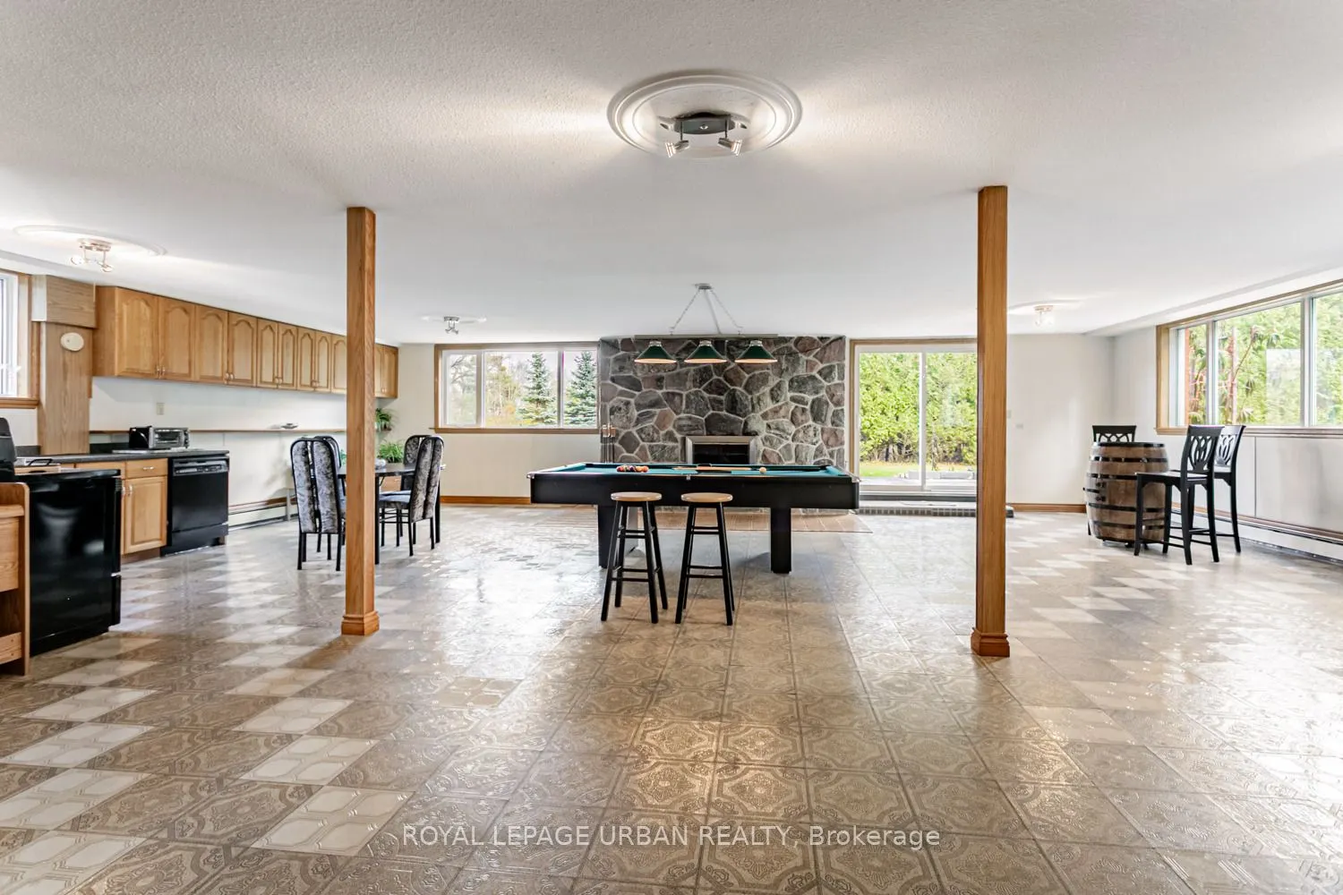 427371 25 Sideroad E