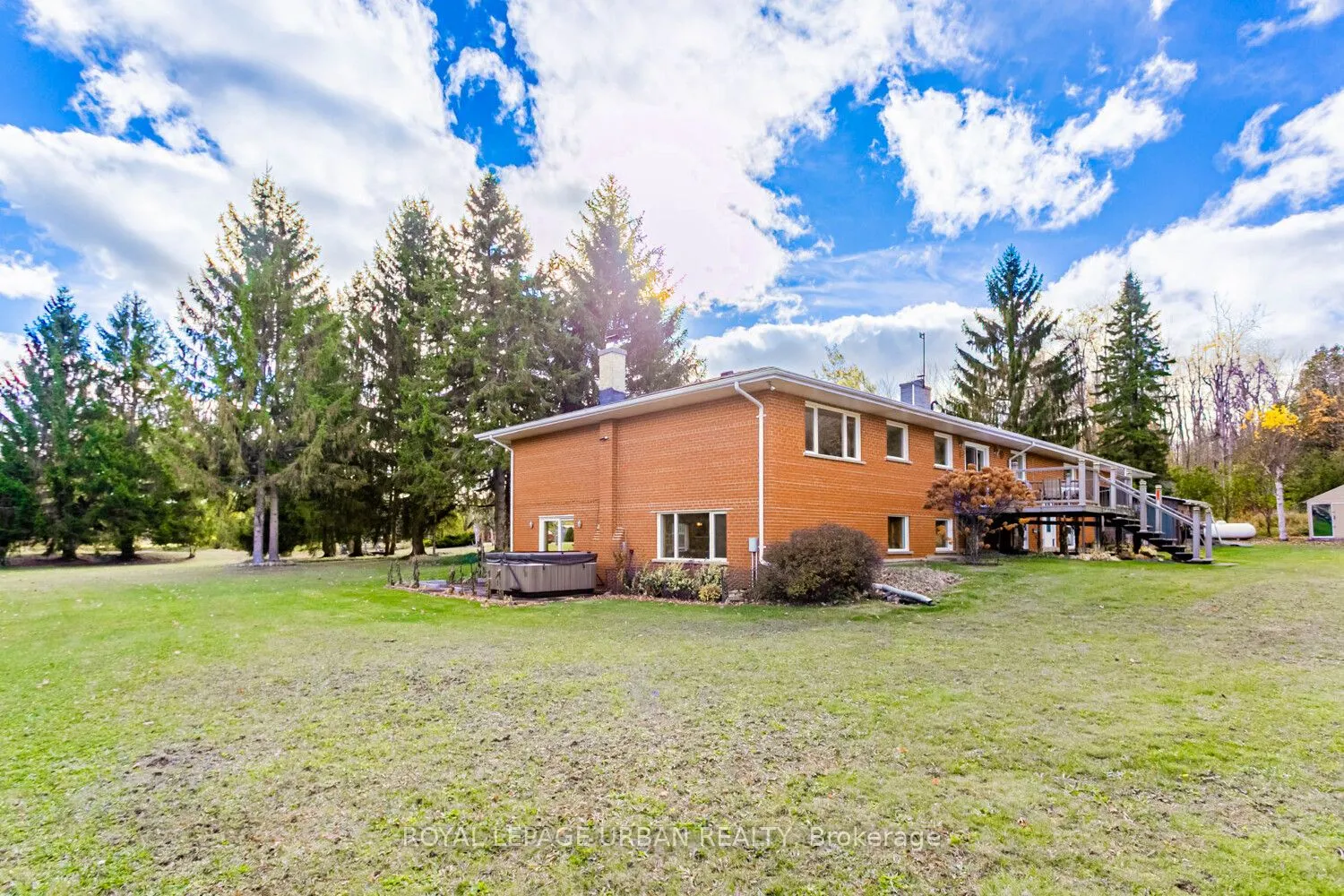 427371 25 Sideroad E