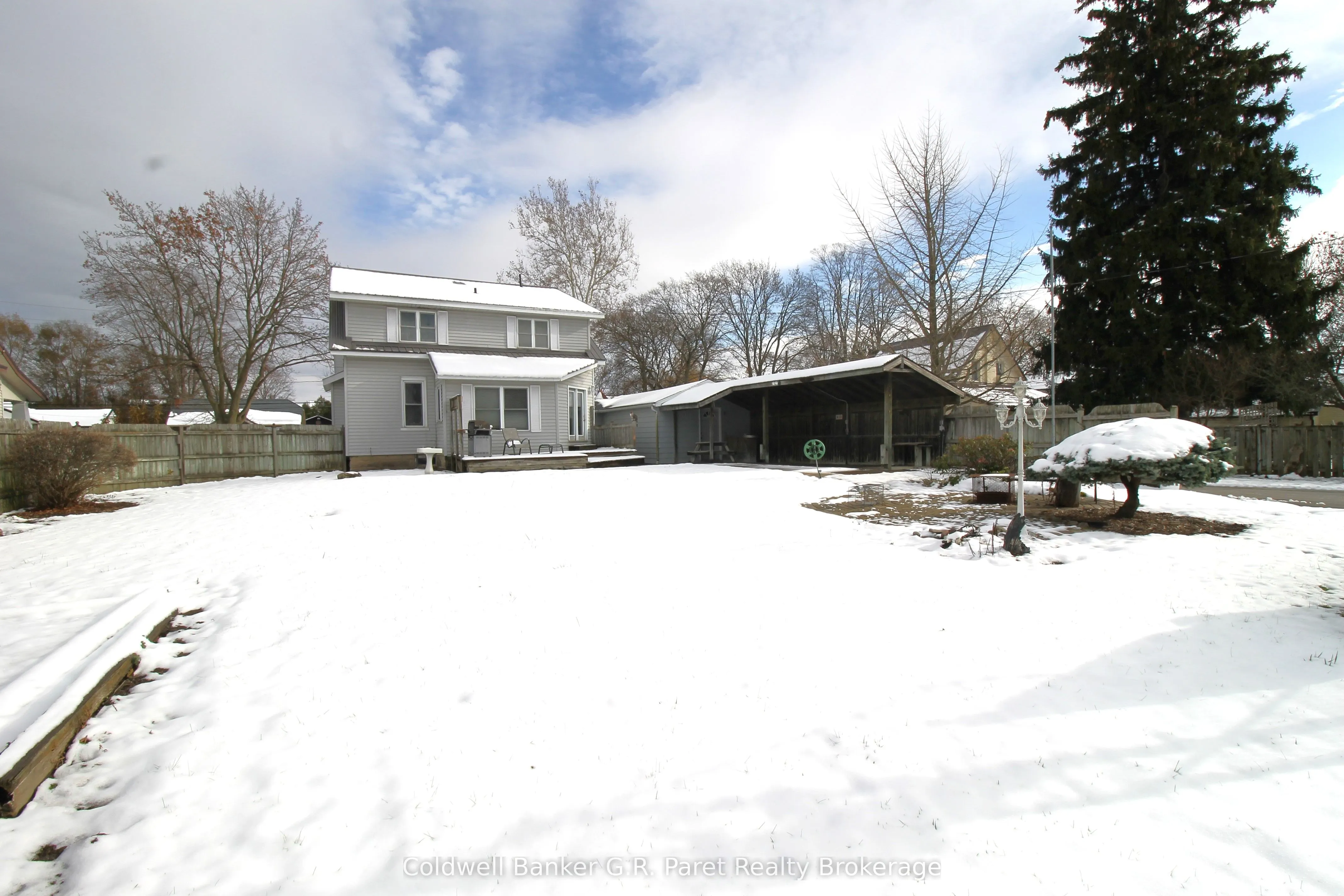 264 John Street S